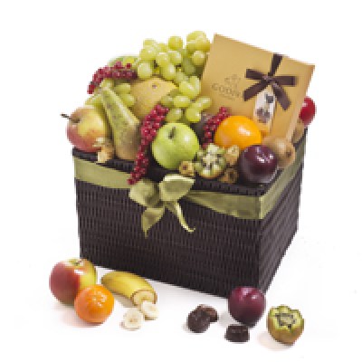 cado1162_seasonal-deluxe-classic-fruit-hamper-chocolates